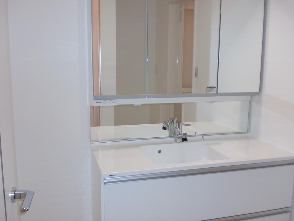 Wash basin, toilet. Indoor (10 May 2012) shooting