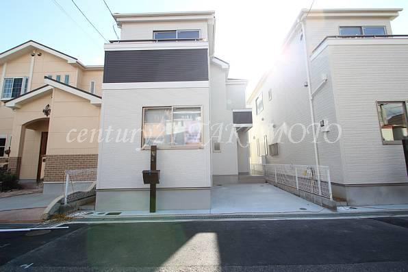 Local photos, including front road. Use a strong siding to the dirt on the outer wall!