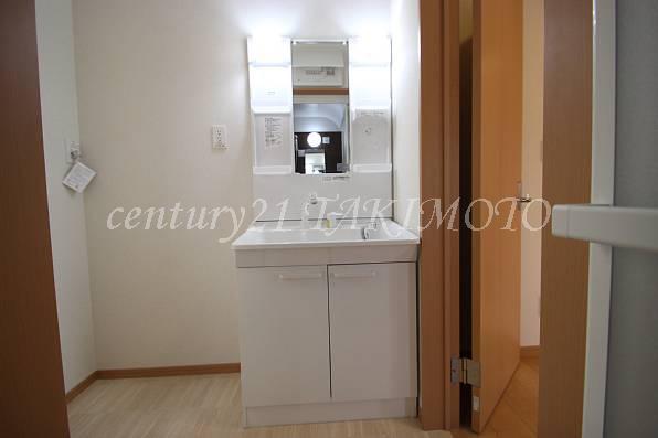 Wash basin, toilet. Convenient Shampoo dresser!