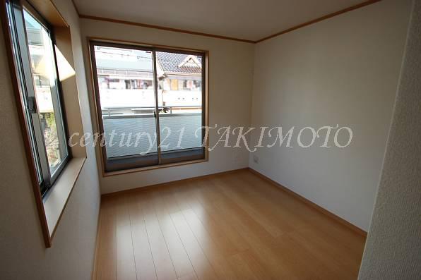 Non-living room. Bright two-plane daylight Western-style!