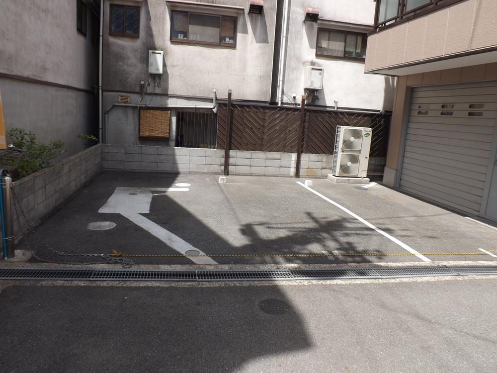 Other Equipment. There are three cars in the parking spaces in the back!  It is good to lend in the monthly! 