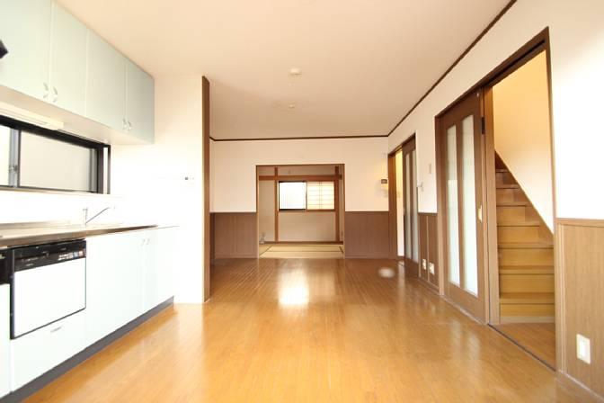 Living. Japanese-style room is adjacent type! A total of 18 Pledge!