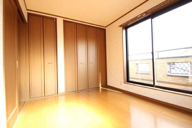 Non-living room. East side Western-style also housed rich!