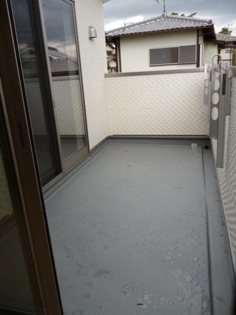 Balcony. No. 1 Location: east side (2 rooms shared)