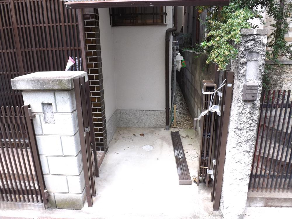 Local appearance photo. Local photos (parking lot)