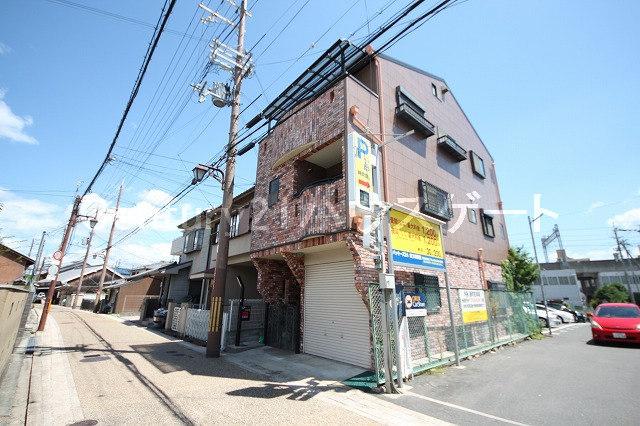 Local photos, including front road. Local (11 May 2013) Shooting Because next door is the parking you can park your car even if customers come.