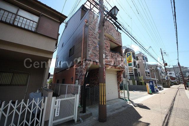 Local photos, including front road. Local (11 May 2013) Shooting 3F with a terrace on the balcony