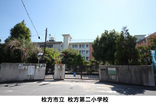 Primary school. Is likely marked with physical strength by the school of 1500m every day Hirakata until the second elementary school.