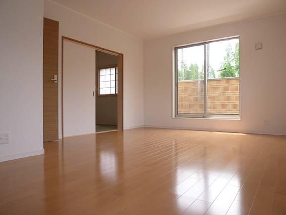 Same specifications photos (living). Since the living room of the shape is good, Easy also the arrangement of the furniture.