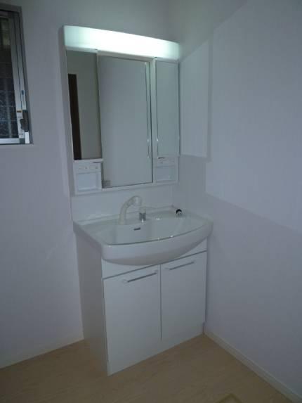 Wash basin, toilet. It is a faucet with a shower head.