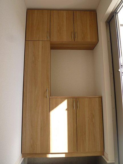 Entrance. Large shoes cloak