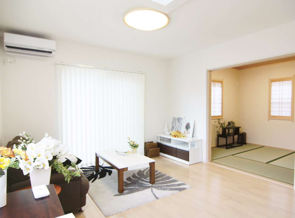 Model house photo. Layout Japanese-style rooms that can be used as a Tsuzukiai of LDK. Also living easy going family you have small children because the LDK and the Japanese-style room overlooking from the kitchen (our example of construction)