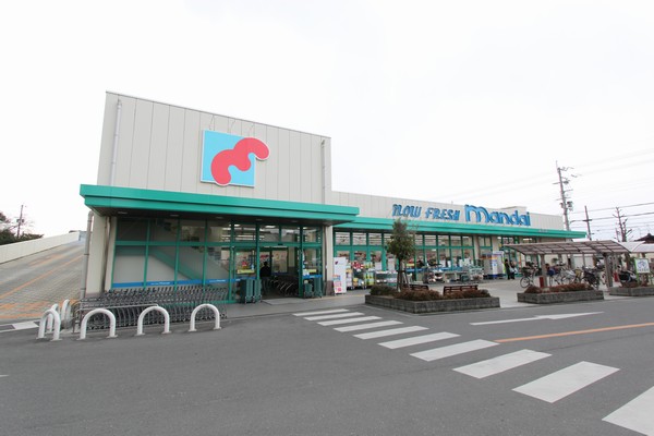 Supermarket. About 4 minutes in the 1000m bicycle until Superman generations. Open from 7:00 to 24:00. When Ya there was forgotten to buy, Happy mom so are open until late even when the steep shopping