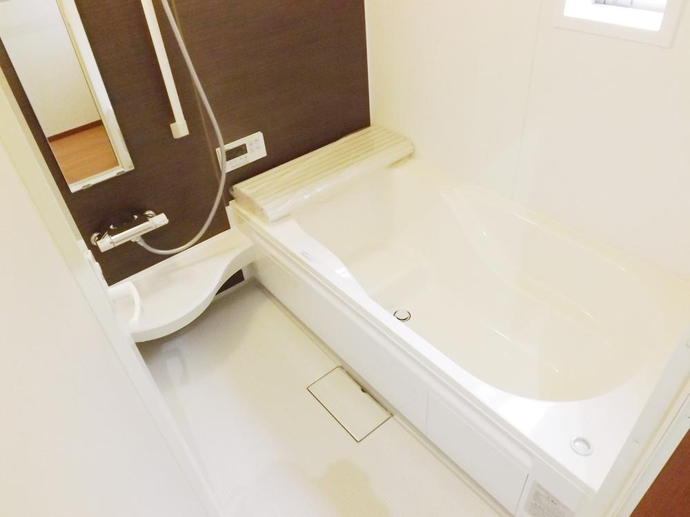 Bathroom. Local photo (bathroom) Bathroom heating dryer! Warm bath!