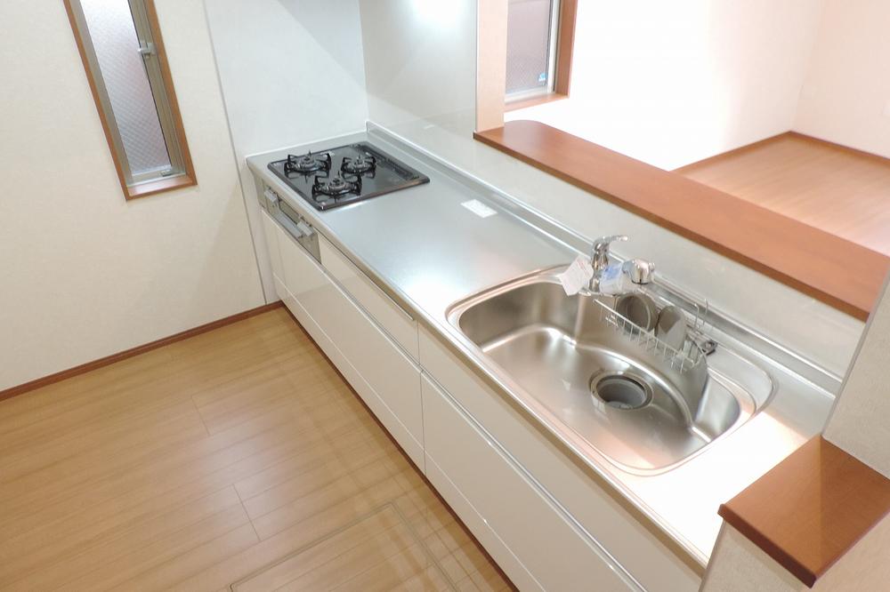 Kitchen. Local photo ((kitchen) Slide storage! Water purifier with shower!