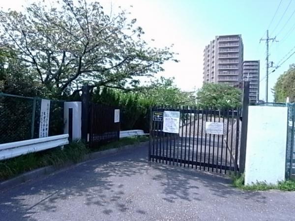 Junior high school. 272m to a second junior high school