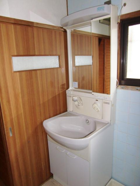 Wash basin, toilet. Indoor (July 2013) Shooting