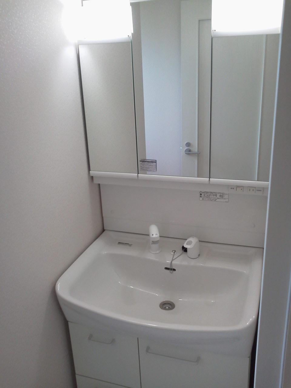 Wash basin, toilet. Same specifications (November 2013) Shooting