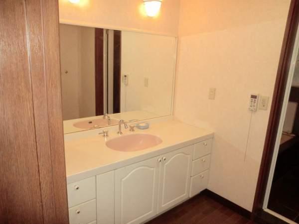 Wash basin, toilet. toilet ・ There basin 2 places