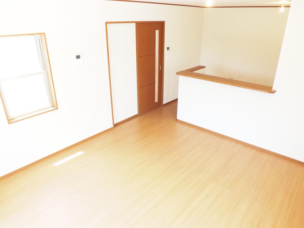 Living. Local photos (living) Spacious 16 Pledge living!