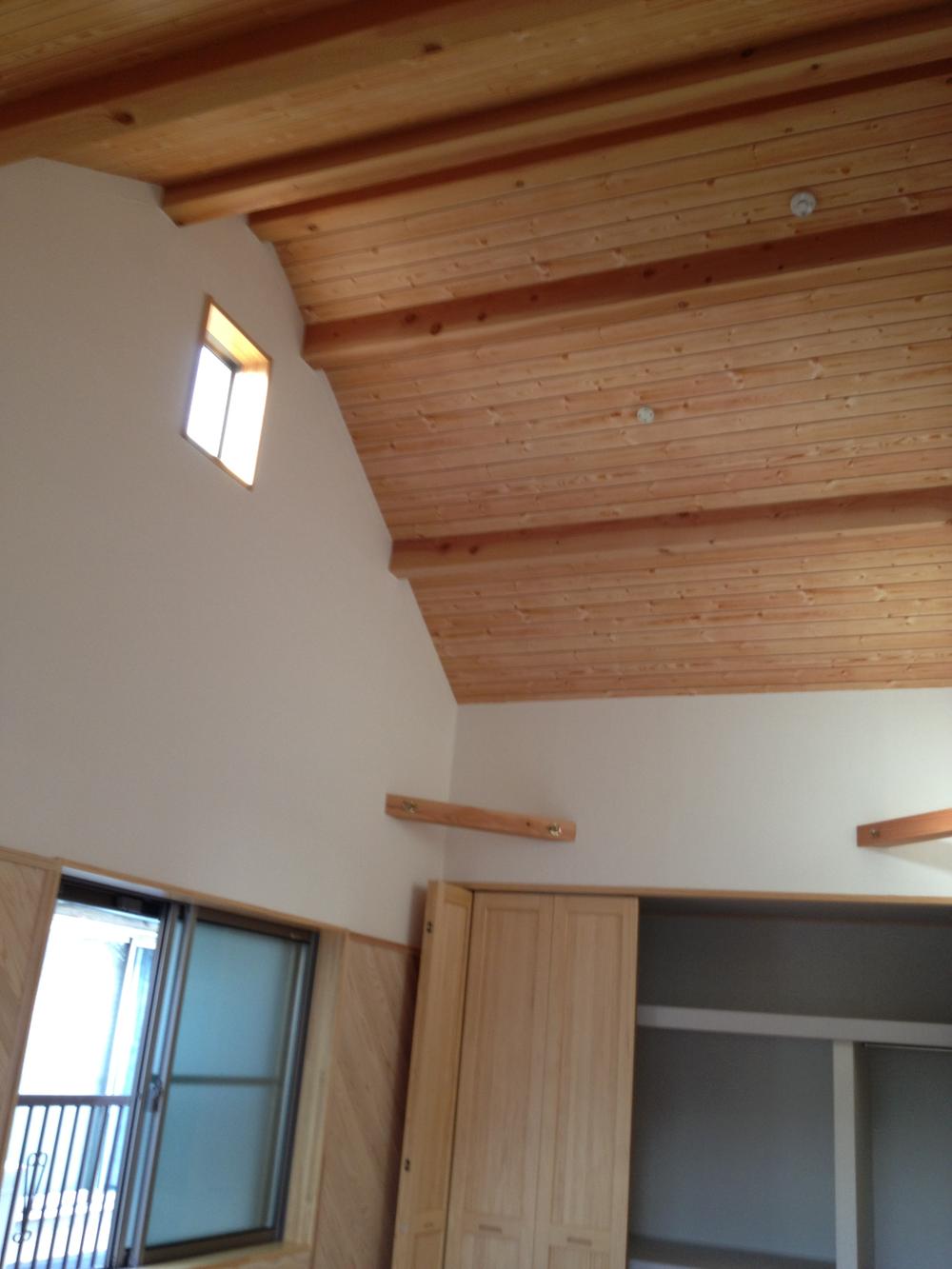 Non-living room. 2 Kaiyoshitsu, Cosmetic beams to gradient ceiling ・ Cosmetic angle brace ・ Cosmetic ceiling, It spilled a warm sunlight from plastering wall small window instead of the cross