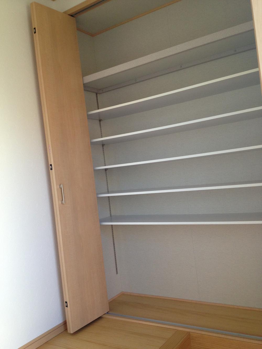 Entrance. Rather than a shoebox, Shoe storage lot, It can be stored. Door, of course, Solid material!