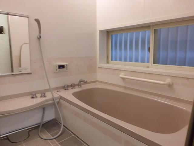 Bathroom. Spacious 1 tsubo (1616) Bathroom size Or bathing stretched out leisurely foot, Space is of rest and or there is a convenient stool in sitz bath