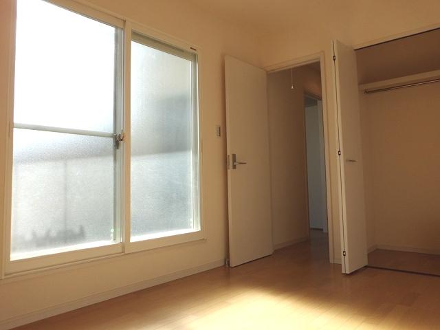 Other introspection. 2 Kaiyoshitsu there is a large window bathed in bright light