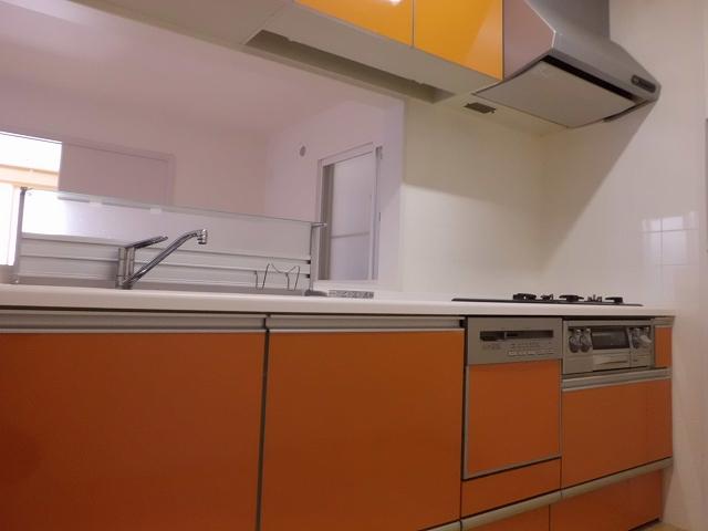 Kitchen. 3-neck gas stove