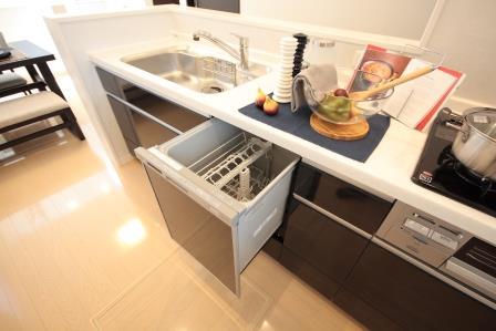 Kitchen. Cooking is easy to spacious kitchen [Local model house]