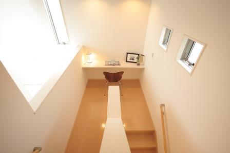 Other introspection. Providing a space in the middle of the stairs, On the first floor and the space of the people lead the second floor.