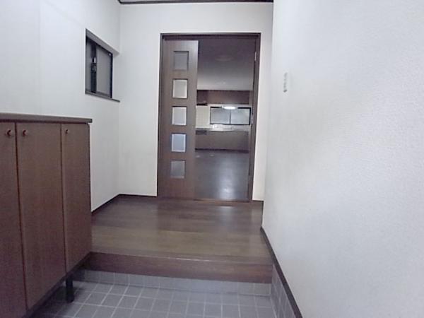 Entrance. Always neat in storage enhancement