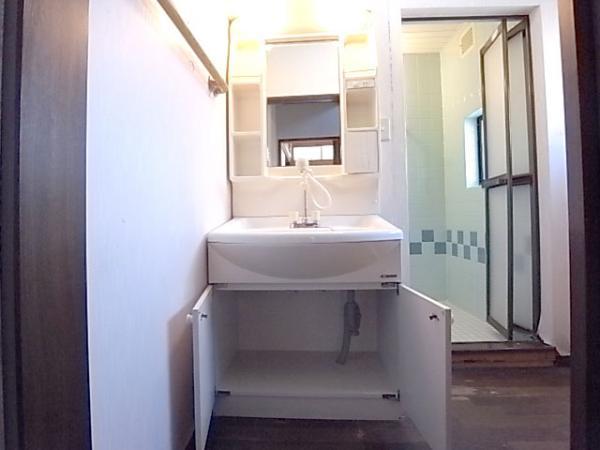 Wash basin, toilet. Space of quality Produce a room