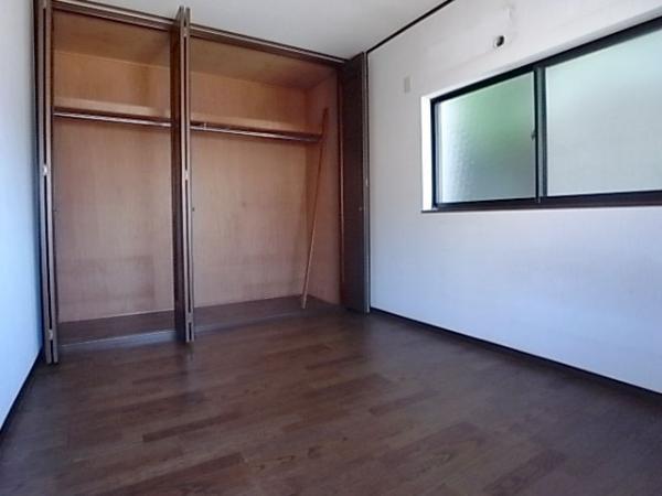 Non-living room. Spacious living space in all the living room with storage