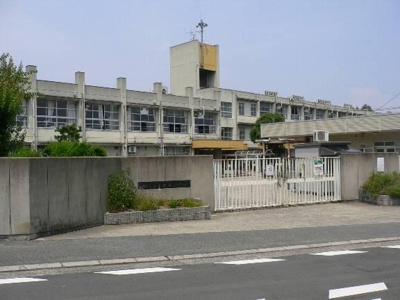 Primary school. Hirakata Municipal Higashikori to elementary school 833m