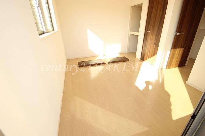 Non-living room. Low-e glass employed in the energy-saving effect!