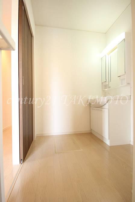 Wash basin, toilet. It is a stylish wash basin large bowl is happy with simple!