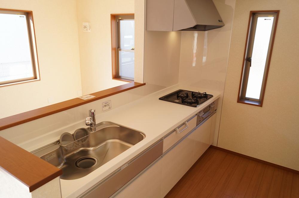 Kitchen. Local photo (kitchen) Slide storage! Water purifier with shower!