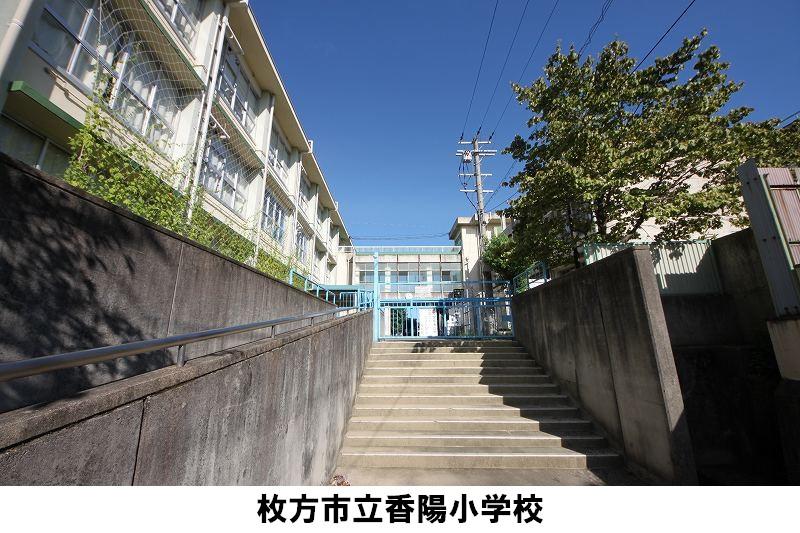 Primary school. There you are rich and easy to commute because between the 180m elementary school and junior high school to elementary school Kohi.
