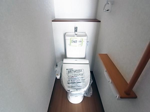 Toilet. Easy to clean Functional toilet (same specifications toilet)
