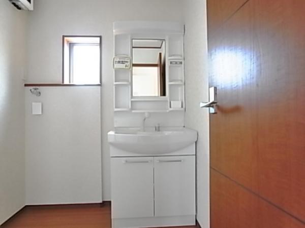 Wash basin, toilet. Wash basin with storage enhancement shower (same specifications as wash basin)