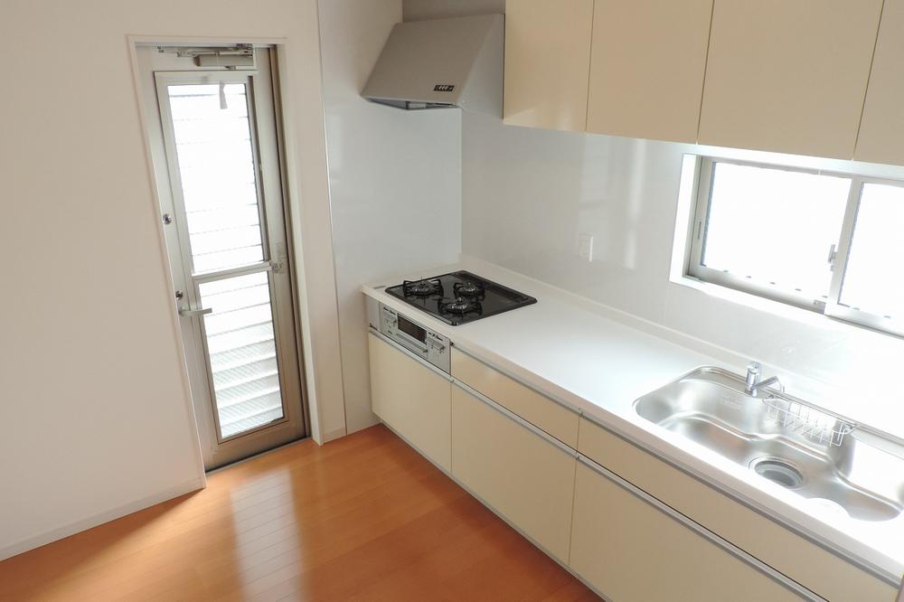 Kitchen. Local photo (kitchen) Slide storage! Water purifier with shower!