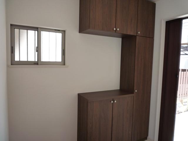 Entrance. Same specifications photos (entrance)