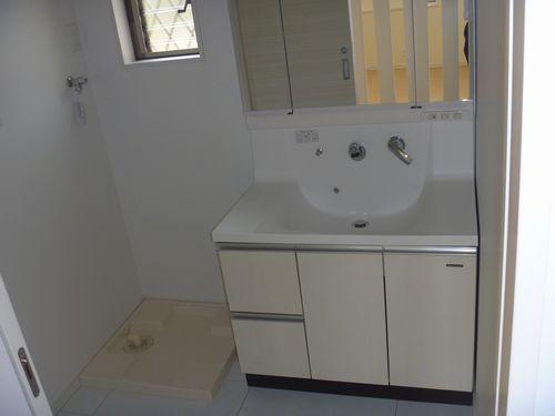 Wash basin, toilet. Three-sided mirror + shampoo dresser standard equipment. (image)