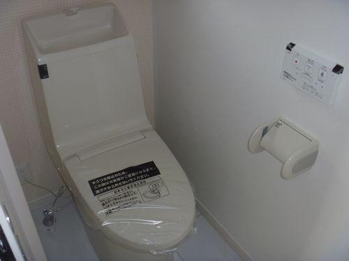 Toilet. Washlet is standard equipment. (image)