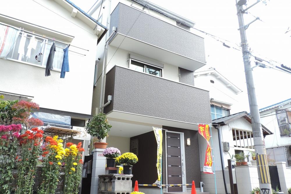 Local appearance photo. It is a local appearance. Two-tone stylish house of color.