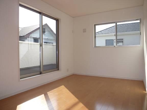 Same specifications photos (Other introspection). All room pair is glass!