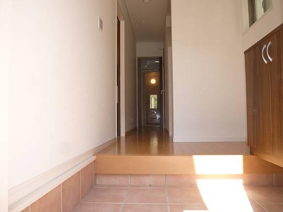 Entrance. Also spacious taking entrance!