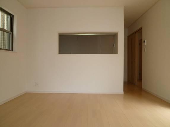 Same specifications photos (living). Longing of the woman face-to-face kitchen