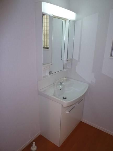 Wash basin, toilet. Morning Shan in the shower head faucet